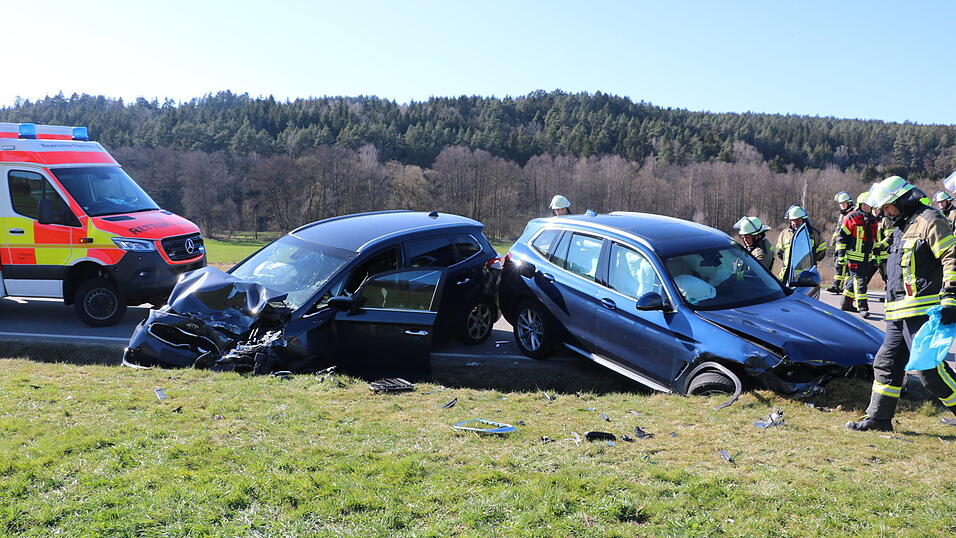 Die Feuerwehren k&uuml;mmerten sich am Unfallort um&nbsp;den Brandschutz.