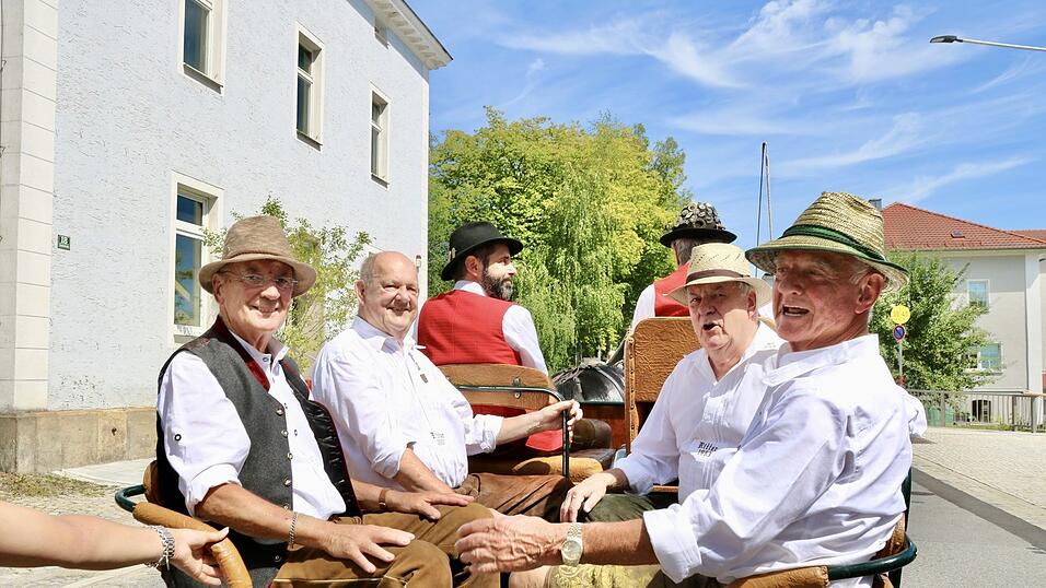 Den Abschluss bildeten die vier Senior-Ritter Franz Fuchsbüchler, Volkmar Dimpfl, Sepp Hofer und Xaver Fischer (von links). Den Abschluss bildeten die vier Senior-Ritter Franz Fuchsbüchler, Volkmar Dimpfl, Sepp Hofer und Xaver Fischer (von links).