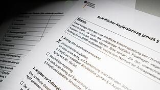 Die Zahl der in Deutschland gestellten Asylantr&auml;ge ging 2025 deutlich zur&uuml;ck. (Illustration)