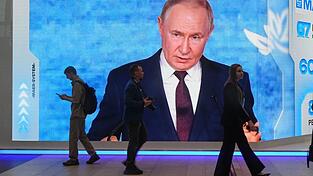 Putin wiederholte beim Wirtschaftsforum in St. Petersburg die These von der v&ouml;lligen &Uuml;berlegenheit Russlands im Krieg gegen die Ukraine.