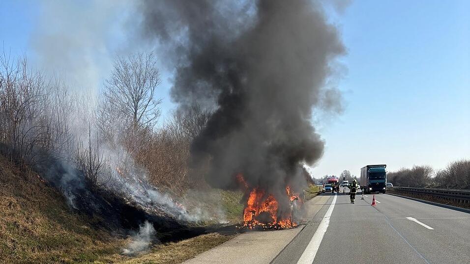 Das Auto brannte vollständig aus.