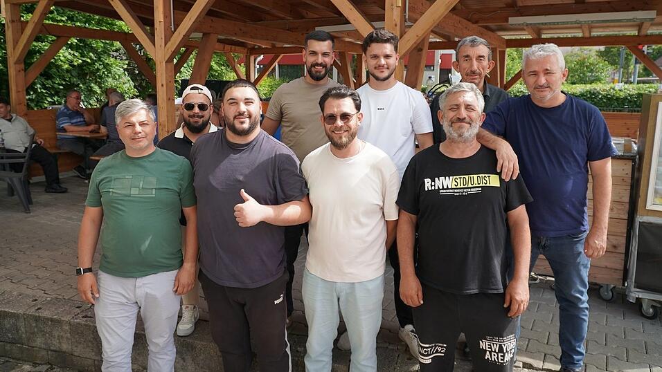 Das Team des Landauer Integrations- und Bildungs-Kulturverein freute sich, auch dieses Jahr wieder zahlreiche Besucher begrüßen zu dürfen. Das Team des Landauer Integrations- und Bildungs-Kulturverein freute sich, auch dieses Jahr wieder zahlreiche Besucher begrüßen zu dürfen.