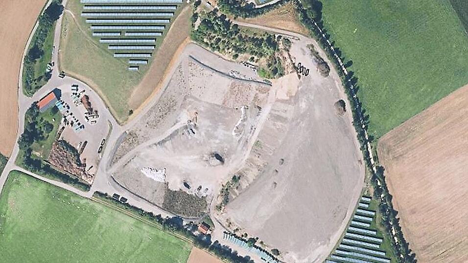 Spitzlberg aus der Vogelperspektive: Photovoltaikanlagen befinden sich auf dem ersten Bauabschnitt (links oben) und dem Gelände der ehemaligen Bauschuttdeponie (rechts unten). Der hieran angrenzende Bauabschnitt III ist ebenfalls rekultiviert. Verfüllt wird derzeit Bauabschnitt II, der demnächst nach Norden hin um die bewaldete Fläche erweitert wird. Spitzlberg aus der Vogelperspektive: Photovoltaikanlagen befinden sich auf dem ersten Bauabschnitt (links oben) und dem Gelände der ehemaligen Bauschuttdeponie (rechts unten). Der hieran angrenzende Bauabschnitt III ist ebenfalls rekultiviert. Verfüllt wird derzeit Bauabschnitt II, der demnächst nach Norden hin um die bewaldete Fläche erweitert wird.