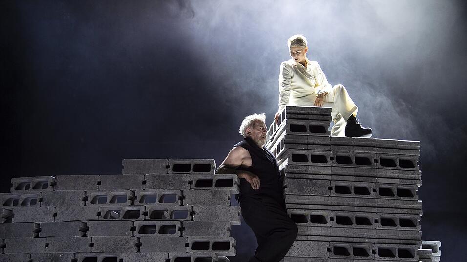 Sylvana Krappatsch (Bergk&ouml;nigin) und Andr&eacute; Jung (Torbern) in Salzburg
