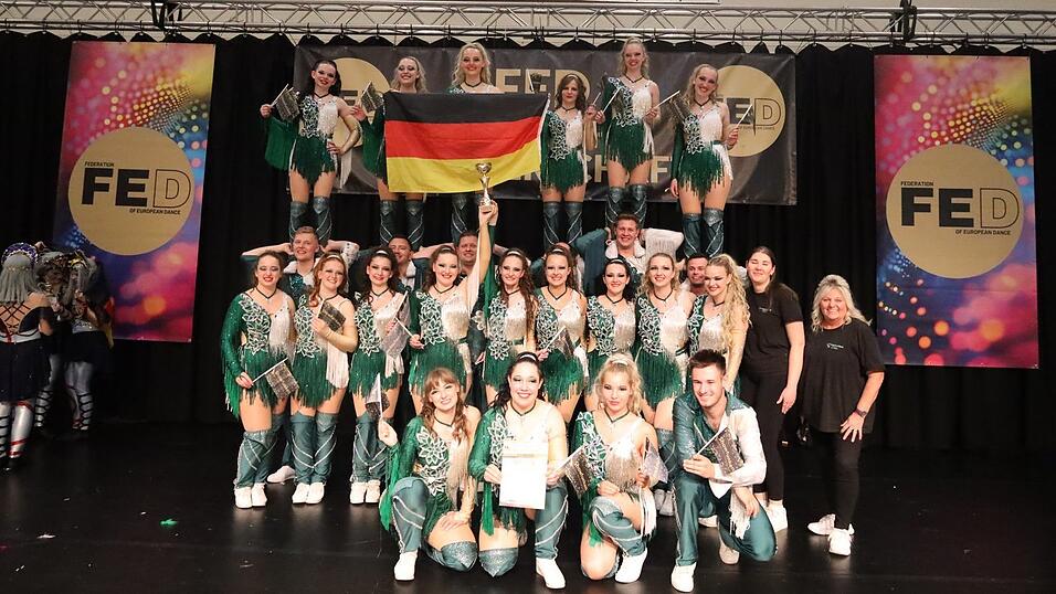 Die Showfunken krönten ihre harte Arbeit mit dem Titel Deutscher Meister. Die Showfunken krönten ihre harte Arbeit mit dem Titel Deutscher Meister.