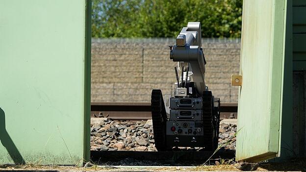 Ein Roboter ist auf dem Bahnhofsgel&auml;nde im Einsatz.