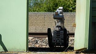 Ein Roboter ist auf dem Bahnhofsgel&auml;nde im Einsatz.