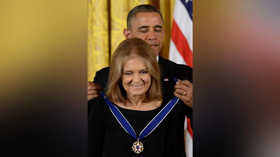 F&uuml;r ihren jahrzehntelangen Einsatz f&uuml;r Frauen- und B&uuml;rgerrechte verlieh ihr der damalige US-Pr&auml;sident Barack Obama 2013 die Presidential Medal of Freedom, die h&ouml;chste zivile Auszeichnung der Vereinigten Staaten.