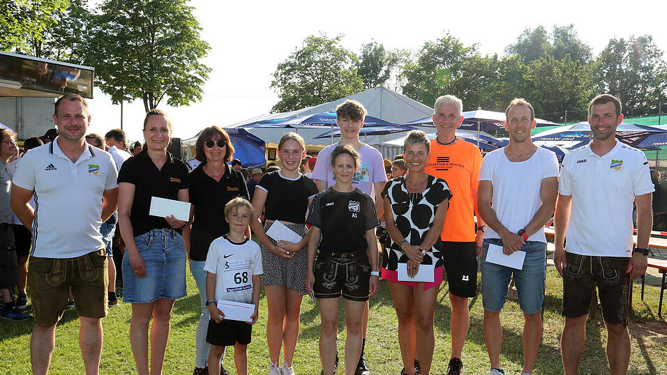 Die Sieger der einzelnen L&auml;ufe und 'teilnahmest&auml;rkste Gruppe' mit den Abteilungsleitern Mathias St&ouml;ckl (re.) und Sven Dickmann (li.)