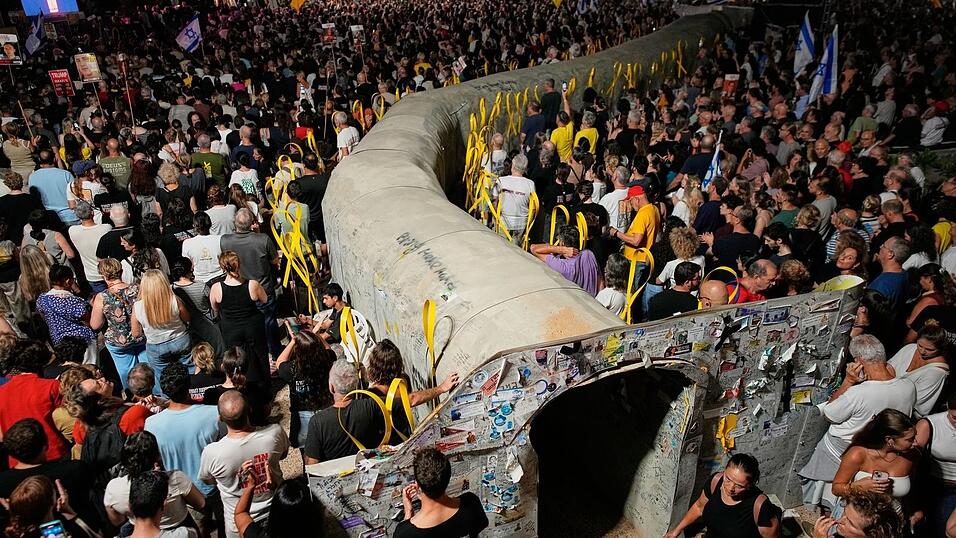 Nach Angaben der Organisation der Angehörigen von Geiseln demonstrierten in Tel Aviv rund 120.000 Menschen für die Freilassung der Entführten und einen Friedensschluss.