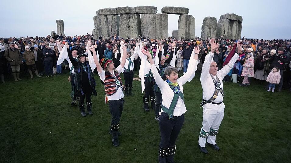 Rund um Stonehenge wird getanzt, gesungen und gefeiert. Rund um Stonehenge wird getanzt, gesungen und gefeiert.