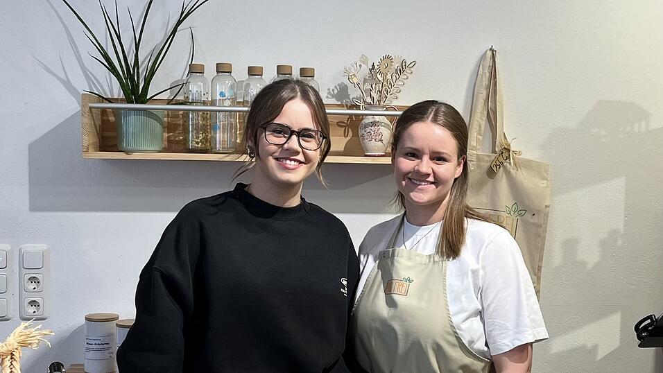Anna Helmberger (rechts) und ihre Schwester Magdalena Helmberger hinter der Ladentheke. Für Regale und Tische suchen sie ein neues Zuhause. Anna Helmberger (rechts) und ihre Schwester Magdalena Helmberger hinter der Ladentheke. Für Regale und Tische suchen sie ein neues Zuhause.