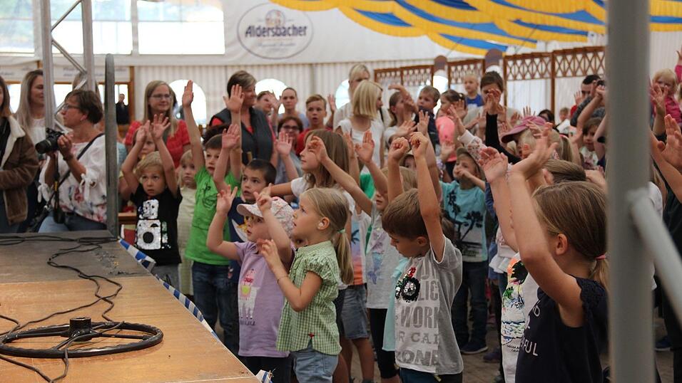 Die Kinder hatten viel Spaß mit Rodscha aus Kambodscha und Tom Palme.