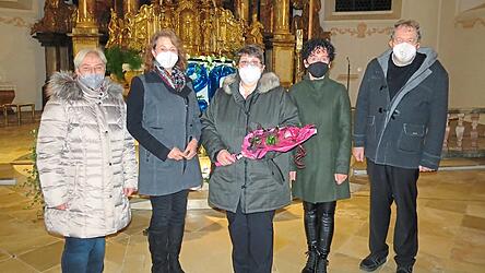 Birgit Schießl (Mitte) ist neues Mitglied im Frauenbund. Die Vorsitzende Doris Gleixner und ihre Stellvertreterin Melanie Simmeth sowie Pfarrer Alois Hammerer und Bezirksvorsitzende Rosemarie Braun hießen sie willkommen.