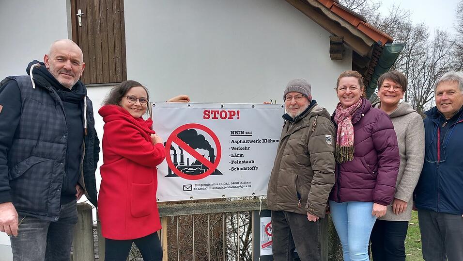 Mit Schildern und Plakaten will die B&uuml;rgerinitiative um Renate Schrempf (3.v.r.)&nbsp;das Projekt verhindern.