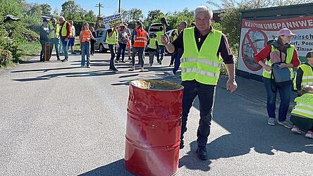 Laut waren sie: Ohne Unterbrechung h&auml;mmerte Franz Bast zwei Stunden lang auf ein Fass ein.