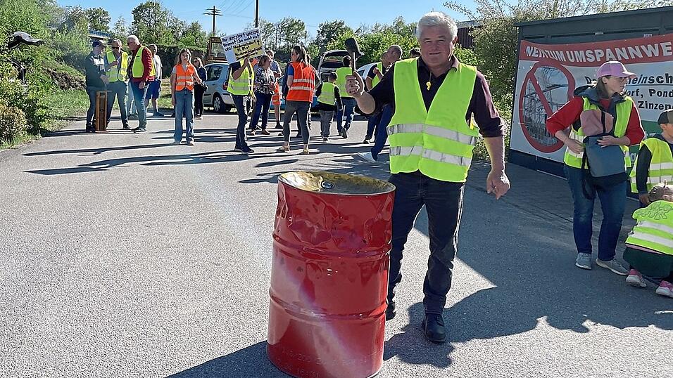 Laut waren sie: Ohne Unterbrechung h&auml;mmerte Franz Bast zwei Stunden lang auf ein Fass ein.