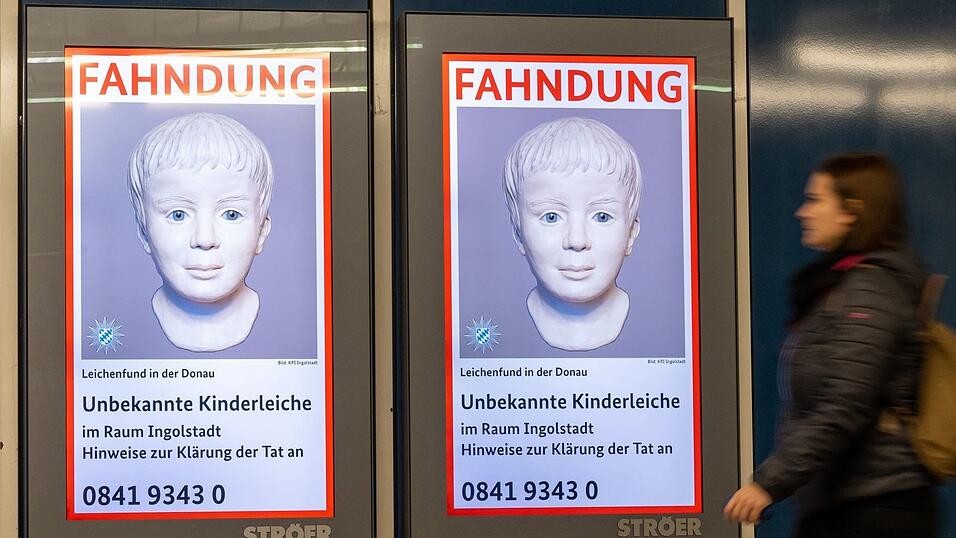 Bundesweit wurden Fahndungsplakate zu dem Fall auf elektronischen Werbetafeln gezeigt. (Archivbild)