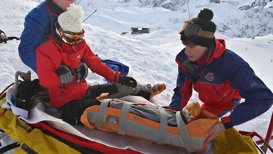 Im Akia - einer Art Rettungsschlitten - werden Verletzte bei Pistenunf&auml;llen von der Bergwacht abgeholt. (Archivbild)