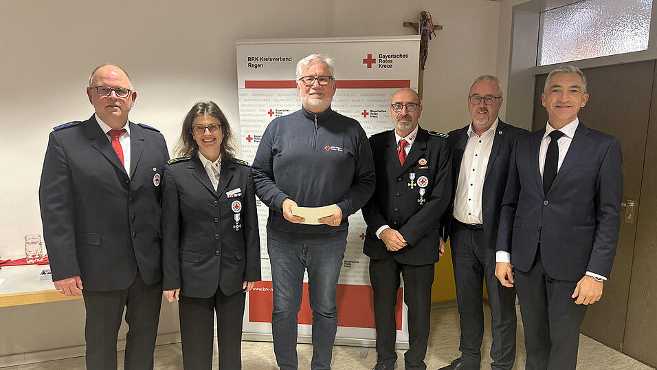 Thomas Pfeffer (3. v. l.) durfte sich über die Auszeichnung freuen. Es gratulierten Franz Lobmeier (v. l.), Bianca Schiller, Michael Steinbauer, Bürgermeister Hans Greil und Landrat Ronny Raith. Thomas Pfeffer (3. v. l.) durfte sich über die Auszeichnung freuen. Es gratulierten Franz Lobmeier (v. l.), Bianca Schiller, Michael Steinbauer, Bürgermeister Hans Greil und Landrat Ronny Raith.