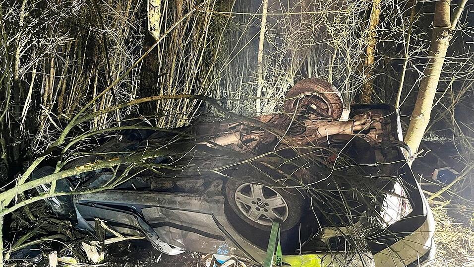 Der Wagen wurde eine Böschung hinab katapultiert und landete im Gestrüpp. Der Wagen wurde eine Böschung hinab katapultiert und landete im Gestrüpp.