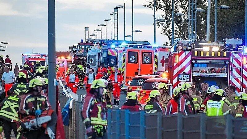 Der Großeinsatz auf der Nibelungenbrücke, nachdem die zwei Busse zusammenstießen. Der Großeinsatz auf der Nibelungenbrücke, nachdem die zwei Busse zusammenstießen.