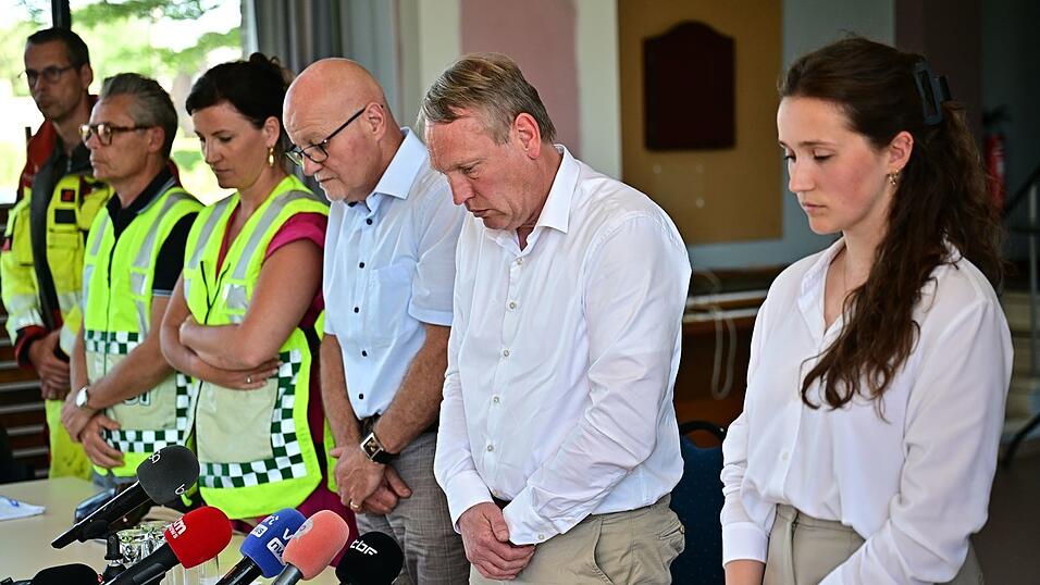 Bei der Pressekonferenz gibt es eine Schweigeminute für die Opfer des Unglücks. Bei der Pressekonferenz gibt es eine Schweigeminute für die Opfer des Unglücks.