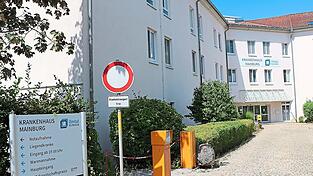 Die Zukunft des Mainburger Krankenhauses ist ungewiss. Landrat Christian Nerb sagte jüngst, dass die Entwicklung „in Richtung SüV geht“. Mainburgs Bürgermeisterin Karoline Fritz-Ertlmaier fordert, das Haus zu einem spezialisierten Krankenhausstandort mit starkem internistischem Schwerpunkt weiterzuentwickeln. Die Zukunft des Mainburger Krankenhauses ist ungewiss. Landrat Christian Nerb sagte jüngst, dass die Entwicklung „in Richtung SüV geht“. Mainburgs Bürgermeisterin Karoline Fritz-Ertlmaier fordert, das Haus zu einem spezialisierten Krankenhausstandort mit starkem internistischem Schwerpunkt weiterzuentwickeln.