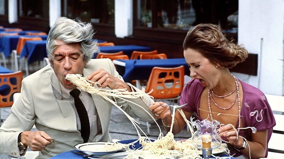 Rudi Carrell und Beatrice Richter beim Spaghetti-Essen in einer Szene von Carrells 'Tagesshow' (Archivfoto vom Sommer 1982). Bei windigen Wetter empfiehlt es sich, ein geschütztes Plätzchen zum Essen aufzusuchen. Rudi Carrell und Beatrice Richter beim Spaghetti-Essen in einer Szene von Carrells 'Tagesshow' (Archivfoto vom Sommer 1982). Bei windigen Wetter empfiehlt es sich, ein geschütztes Plätzchen zum Essen aufzusuchen.