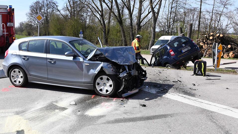An einer Kreuzung in Velden sind zwei Autos zusammengestoßen.