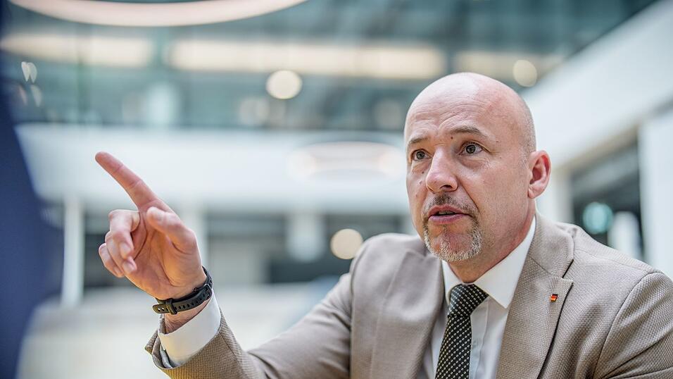 CSU-Landesgruppenchef Hoffmann sieht die Koalition auf einem guten Weg mit ihrem Reformkurs. CSU-Landesgruppenchef Hoffmann sieht die Koalition auf einem guten Weg mit ihrem Reformkurs.