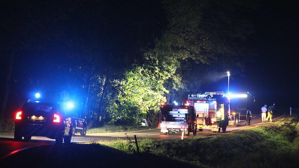 Eine 18-jährige Fahranfängerin wurde in diesem Wrack eingeklemmt. Der Unfall ereignete sich auf der Kreisstraße R6 zwischen Wenzenbach und Bernhardswald.