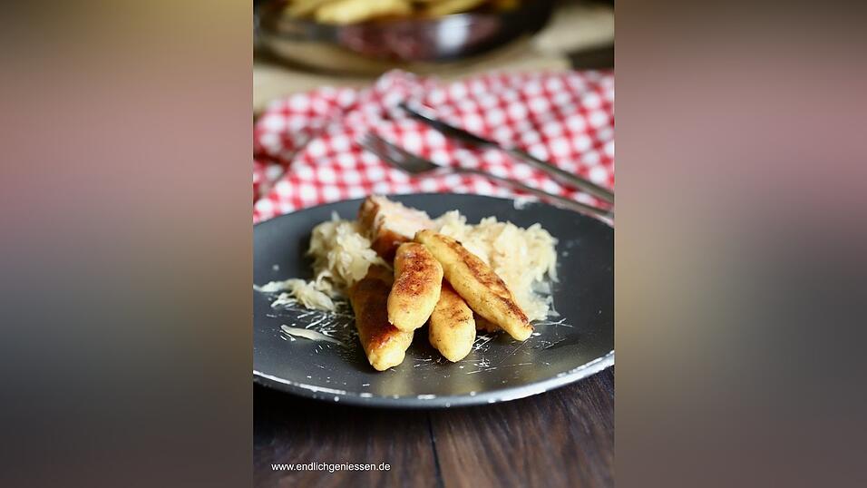 Fingernudeln sind angenehm mild im Geschmack und noch dazu vielseitig. Das Gericht gibt es herzhaft mit Sauerkraut und Wammerl oder als süße Variante mit Apfelmus und Puderzucker.