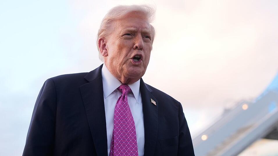 Donald Trump verhängte Zölle auf Lastwagen und Busse - und verlängerte zugleich Vergünstigungen für in den USA produzierte Fahrzeuge mit Import-Bauteilen. Donald Trump verhängte Zölle auf Lastwagen und Busse - und verlängerte zugleich Vergünstigungen für in den USA produzierte Fahrzeuge mit Import-Bauteilen.