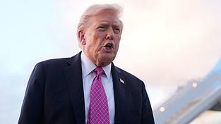 Donald Trump verhängte Zölle auf Lastwagen und Busse - und verlängerte zugleich Vergünstigungen für in den USA produzierte Fahrzeuge mit Import-Bauteilen.