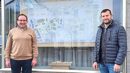 Stadtrat Stefan Sch&ouml;nberger hat eine Ausstellung zur Neugestaltung des Hintereder-Areals in Chamm&uuml;nsters Dorfkern zusammengestellt, die Rupert Bachl (links) in seinen Ladenschaufenstern aufbauen lie&szlig;.