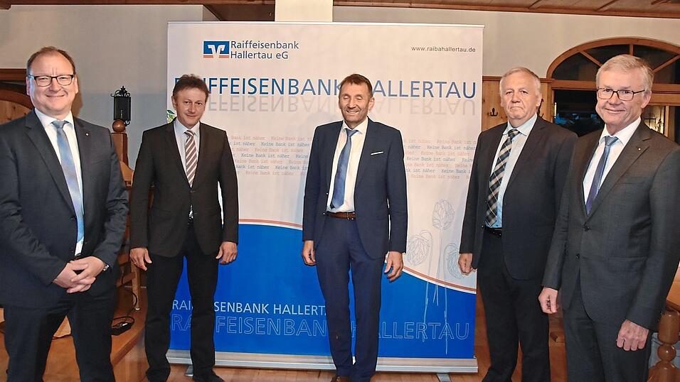 Stefan Gandorfer (2. v. l.) und Peter Neumaier (Mitte) wurden bei den turnusm&auml;&szlig;ig anstehenden Wahlen als Aufsichtsr&auml;te best&auml;tigt. Ihnen gratulierten Thomas Obster (2. v. r.) als Vorsitzender des Kontrollgremiums sowie die Vorst&auml;nde Andreas Ehrmaier (rechts) und Florian Maier.