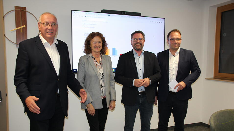 Am Ende holte Dr. Hopp (zweiter von rechts) die meisten Direktstimmen im Landkreis Cham.