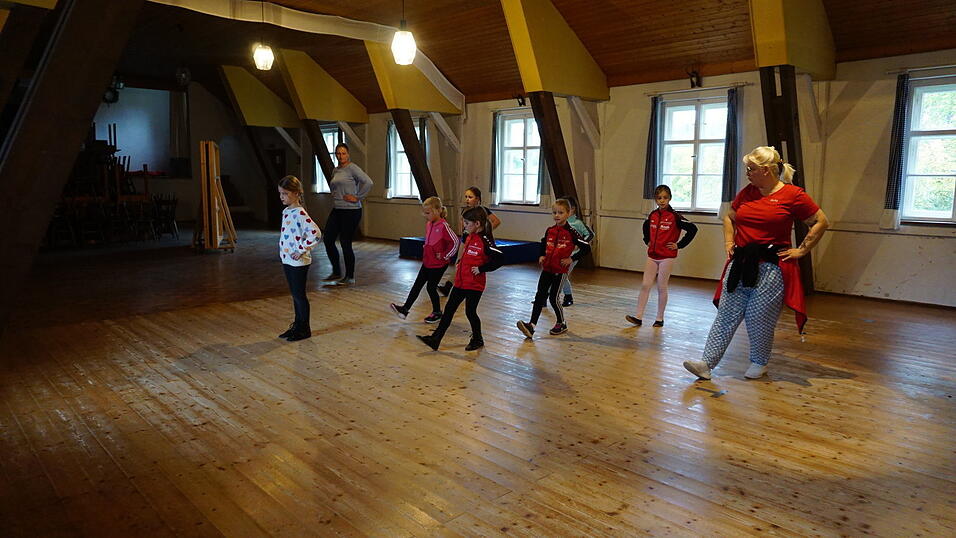 Nur Evi Winterstein, Trainerin Vicky und die 'Kids' kennen die Musik und die Choreographie. Verraten wird natürlich nichts. Nur Evi Winterstein, Trainerin Vicky und die 'Kids' kennen die Musik und die Choreographie. Verraten wird natürlich nichts.