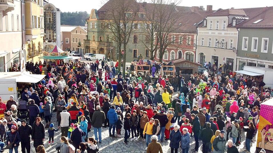 Allj&auml;hrlich ist am Rosenmontag-Nachmittag die Open-Air-Faschingsveranstaltung auf dem Further Stadtplatz ein Publikumsmagnet.