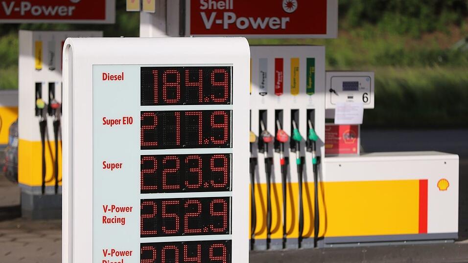 Die Preistafel an einer Shell-Tankstelle an der Autobahn 59 zeigt für Diesel einen Preis von 1,849 Euro pro Liter an. Die Preistafel an einer Shell-Tankstelle an der Autobahn 59 zeigt für Diesel einen Preis von 1,849 Euro pro Liter an.