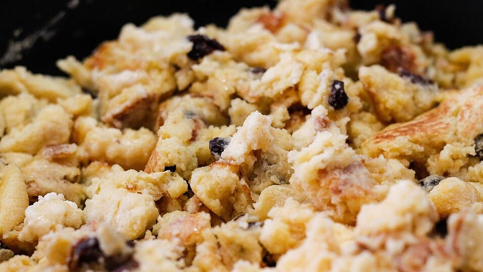 Kaiserschmarrn ist eine beliebte Süßspeise aus Österreich.