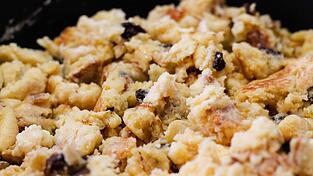 Kaiserschmarrn ist eine beliebte Süßspeise aus Österreich.