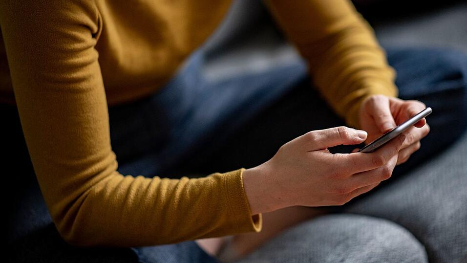 Am Smartphone kann ein Streit wohl schneller eskalieren, als wenn sich Leute ins Gesicht schauen. (Archivbild) Am Smartphone kann ein Streit wohl schneller eskalieren, als wenn sich Leute ins Gesicht schauen. (Archivbild)