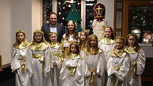 Lea Imsirovic ist das diesjährige Christkind. Sie und der Nikolaus stellen sich mit ihrem himmlischen Gefolge offiziell Bürgermeister Martin Stoiber vor. Lea Imsirovic ist das diesjährige Christkind. Sie und der Nikolaus stellen sich mit ihrem himmlischen Gefolge offiziell Bürgermeister Martin Stoiber vor.