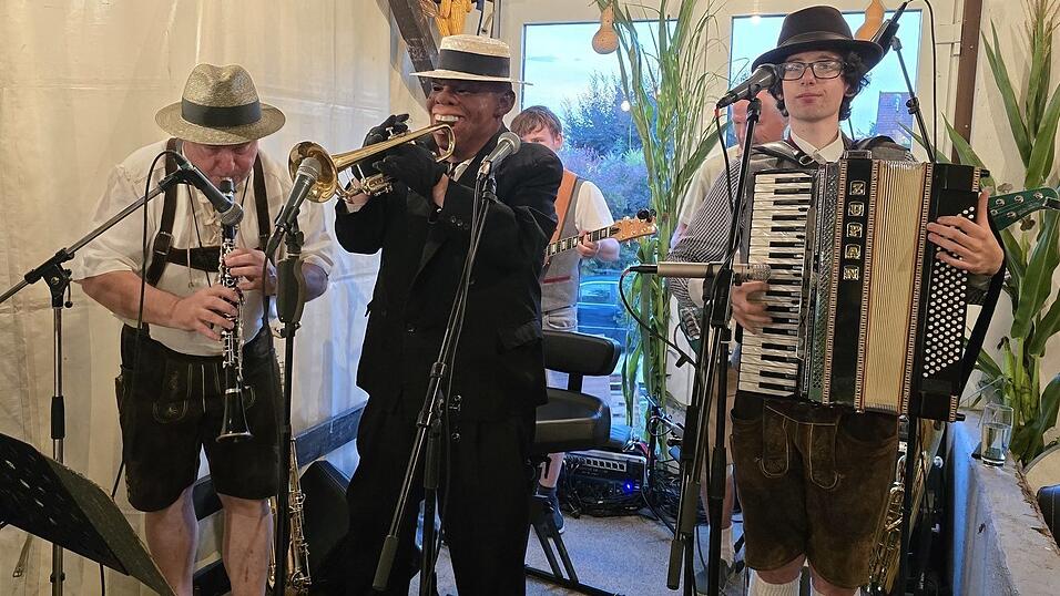 Grenzland-Power mit „Gasttrompeter“ Louis Armstrong sorgte für die Musik. Grenzland-Power mit „Gasttrompeter“ Louis Armstrong sorgte für die Musik.