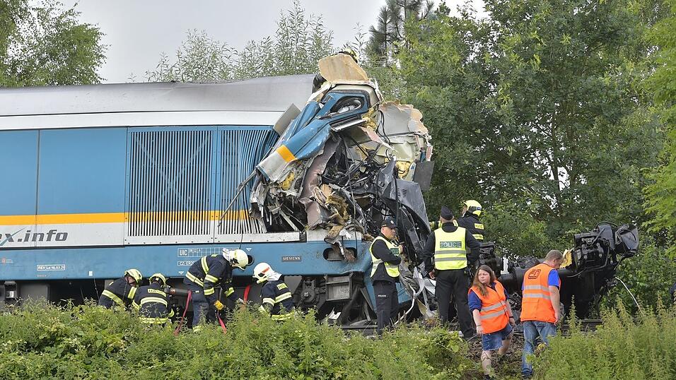 Ein aus München kommender Expresszug ist in Tschechien mit einem Personenzug zusammengestoßen. Ein aus München kommender Expresszug ist in Tschechien mit einem Personenzug zusammengestoßen.