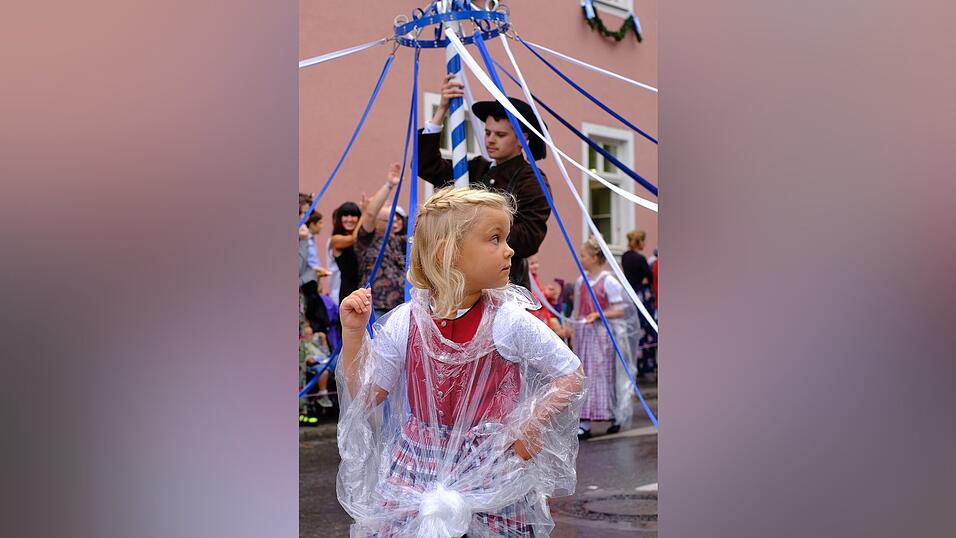 Zahlreiche Musik- und Trachtengruppen zogen nach dreij&auml;hriger Pause am Freitagabend zum Festplatz Am Hagen.