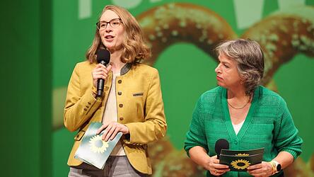 Die Landesvorsitzenden Eva Lettenbauer (l.) und Gisela Sengl bleiben an der Spitze der Grünen in Bayern. Die Landesvorsitzenden Eva Lettenbauer (l.) und Gisela Sengl bleiben an der Spitze der Grünen in Bayern.