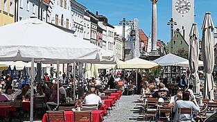 Einheitliche und dezente Farben. So wird das Stadtbild auch im kommenden Sommer aussehen. Bunte Schirme wurden unter anderem wegen der &bdquo;repr&auml;sentativen Optik des Stadtplatzes&ldquo; vom Ausschuss abgelehnt. Seitengassen d&uuml;rfen weiterhin bunter bleiben.